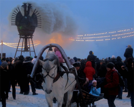 Điểm nhấn trong lễ hội là chú chim lửa bằng gỗ và rơm cao 11 mét, ngùn ngụt bốc khói từ lúc chập tối. Năm nay ban tổ chức lễ hội đã quyết định thay hình nộm người rơm bằng một chú chim lửa, thường tượng trưng cho điềm lành và sự cao quý trong truyện cổ tích Nga Chim Lửa được thắp lên trên bầu trời Moskva.